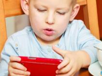 過早接觸網(wǎng)絡(luò)直播對孩子有哪些危害？