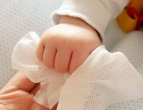 給寶寶擦屁屁有講究 溫水清洗和紙巾擦拭孰優(yōu)孰劣？