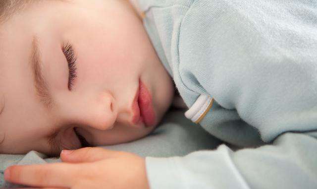孩子一旦發(fā)射這三個(gè)信號(hào)，就說明寶寶困了