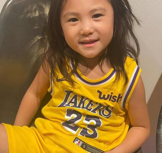 陳冠希帶女兒為湖人打call 女兒穿球衣模樣軟萌