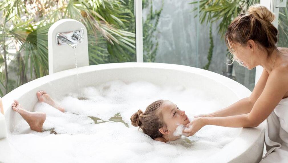 給孩子洗澡怎么準確試水溫？聰明媽媽這么做