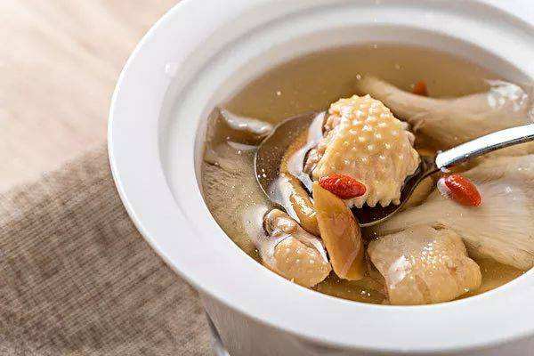 產(chǎn)后媽媽這么喝雞湯，催乳還不長胖！