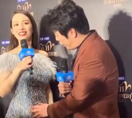 吉娜參加活動(dòng)展示6個(gè)月孕肚 成功吸粉網(wǎng)友大贊