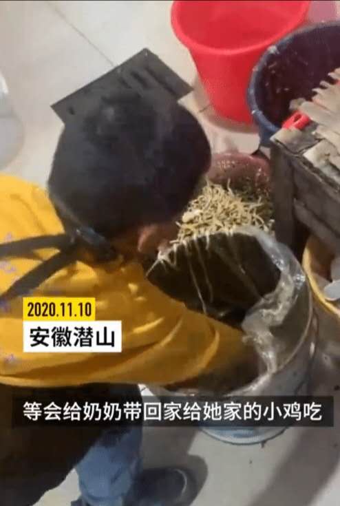 孩子不愿意學(xué)習(xí)被逼撿面條，媽媽的做法惹熱議