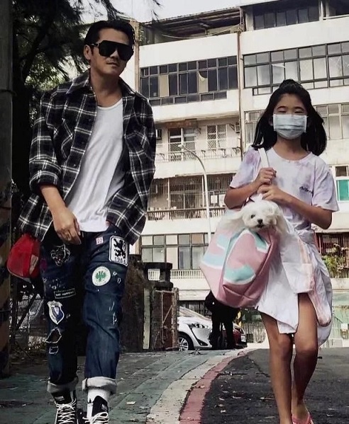 時(shí)尚潮爸曹格和女兒逛街 Garce身材引網(wǎng)友羨慕