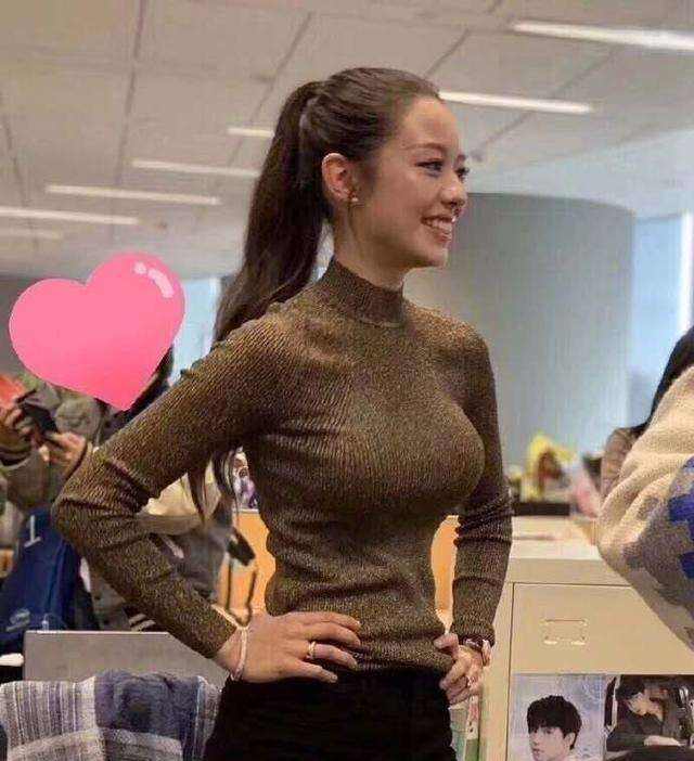 吉娜懷孕六個(gè)月的時(shí)候依舊芊芊細(xì)腰，是不正常還是刻意？