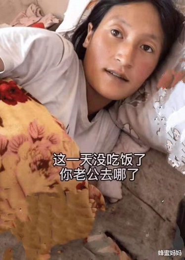 寶媽連生4娃無(wú)人照料，讓孩子喝水充饑