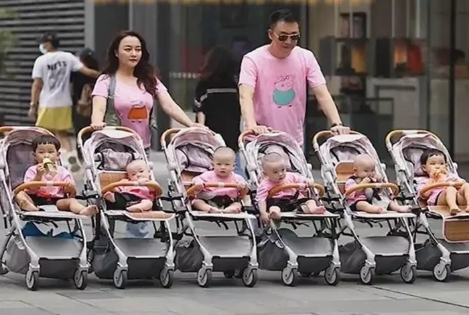 夫妻兩胎6娃，推車(chē)逛街造就獨(dú)特風(fēng)景