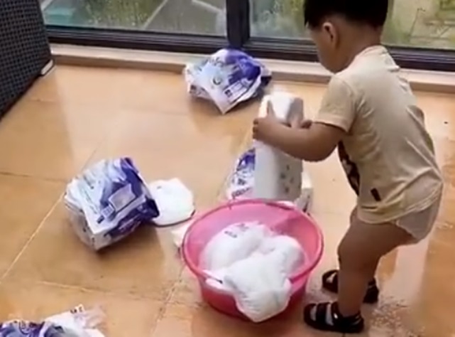 勤快萌娃用洗衣機(jī)洗“紙尿褲”，網(wǎng)友紛紛留言調(diào)侃