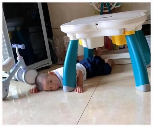 開學后弟弟在家“百無聊賴”，網(wǎng)友笑翻：沒人搶的玩具都不香了