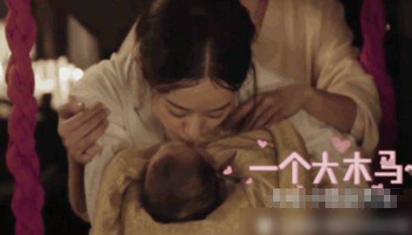 圍觀女星抱娃，趙麗穎母愛爆棚