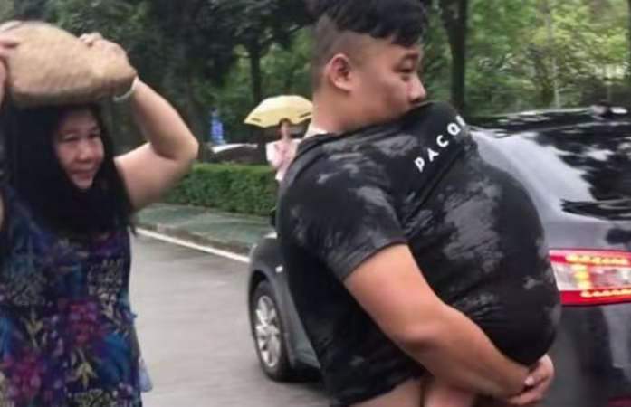 “袋鼠奶爸”巧妙為娃遮風(fēng)擋雨，網(wǎng)友調(diào)侃：這肚子像極了愛情