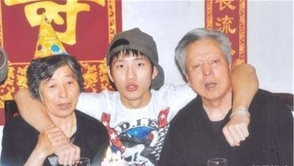 井柏然怒懟索要贍養(yǎng)費(fèi)的父母，"生而不養(yǎng)，談何而來的贍養(yǎng)費(fèi)？