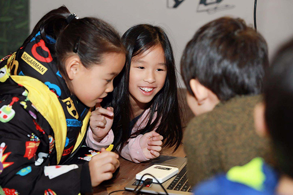 張庭和林瑞陽的女兒走秀，慘遭旁人無視