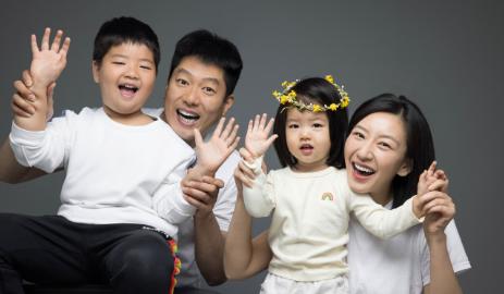 唐一菲曬全家福為5歲兒子慶生，網(wǎng)友紛紛留言祝福