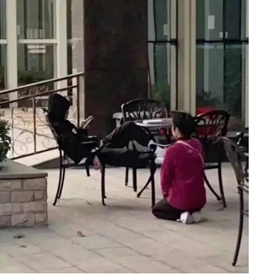 母女食物對比鮮明，無底線的寵愛只會毀了你的孩子