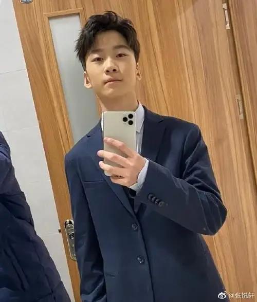 鄰家少年初長成，13歲天天曬近照讓網(wǎng)友不敢相信