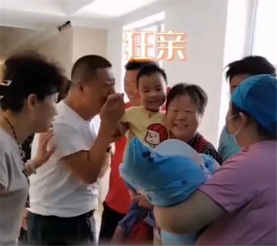 二胎孫女出生，爺爺“教科書式”反應(yīng)引網(wǎng)友羨慕：“別人家的公婆”