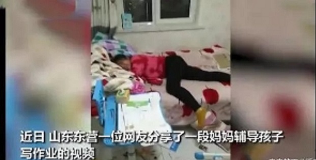 因輔導(dǎo)作業(yè)寶媽崩潰，兒子跪地抹淚，網(wǎng)友唏噓表示理解