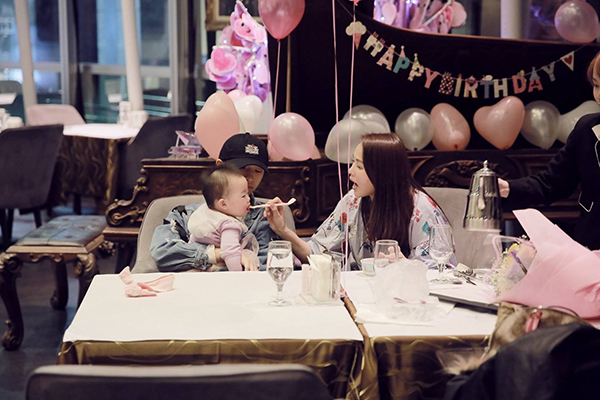 伊能靜兒子公開家庭照，昔日照片引發(fā)議論