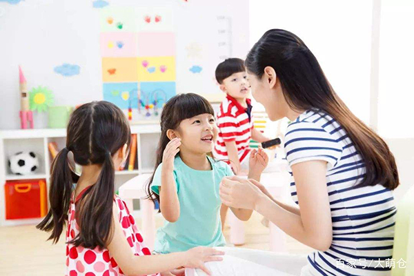 成為“話癆”父母好處竟然這么多，給孩子說話有講究