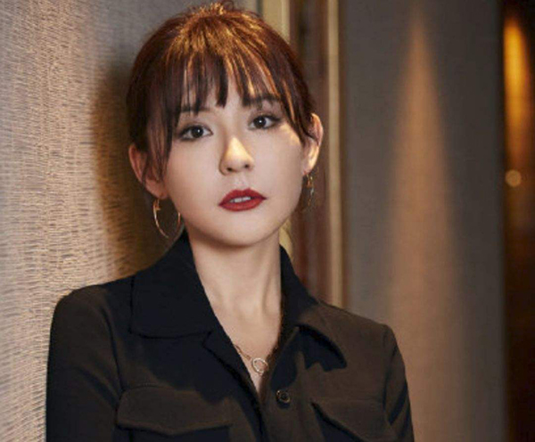 熱扎依深夜宣布升級(jí)做了媽媽，娛樂(lè)圈奇女子又回來(lái)了