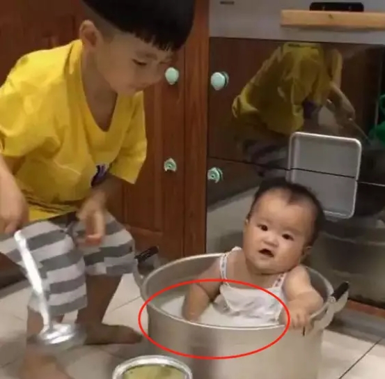 父母不在家，哥哥差點(diǎn)把弟弟“燉了”，讓人哭笑不得
