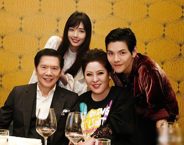 向家豪宅內(nèi)景曝光，全家合照卻不見(jiàn)兒媳和孫女