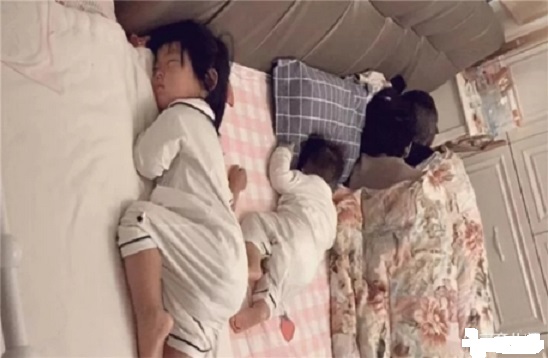 一家四口睡姿照火了，網(wǎng)友：父母是真愛，孩子是意外