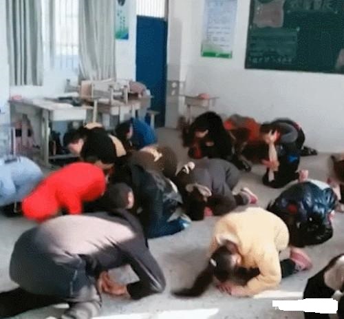 安徽老師讓學(xué)生跪拜父母學(xué)感恩，引網(wǎng)友爭(zhēng)議