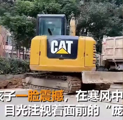 一歲半的萌娃首次看見“挖掘機”，震撼如同發(fā)現(xiàn)新世界