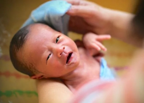 寶寶高燒用酒精物理降溫，醫(yī)生：這樣做不合適