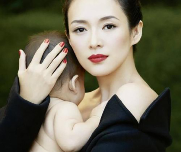 章子怡帶兒女現(xiàn)身機(jī)場(chǎng)，身材纖細(xì)引爭(zhēng)議