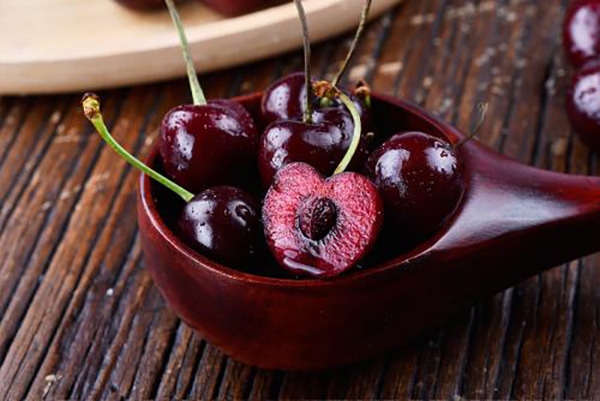 孩子想要50元一斤的草莓，奶奶說(shuō)啥不買引熱議