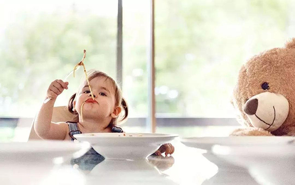 寶寶睡覺出現(xiàn)這幾種情況，輔食添加可要小心了