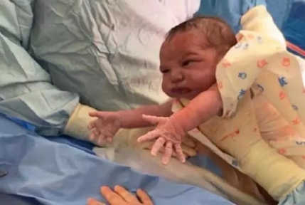 出生就撲向媽媽，“最孝順寶寶”走紅，超暖心！