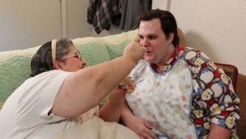 “他還是個(gè)孩子”，33歲美國(guó)“巨嬰”穿紙尿褲用奶瓶度日