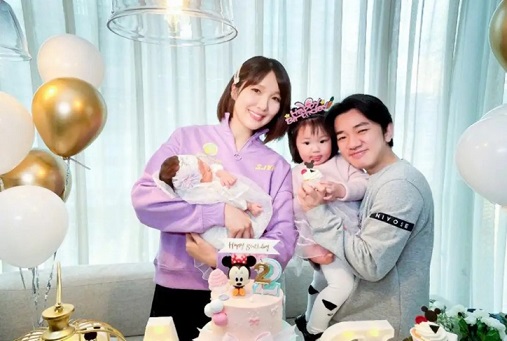 王祖藍(lán)曬二胎女兒照，卻被網(wǎng)友隔空喊話：這樣做不妥