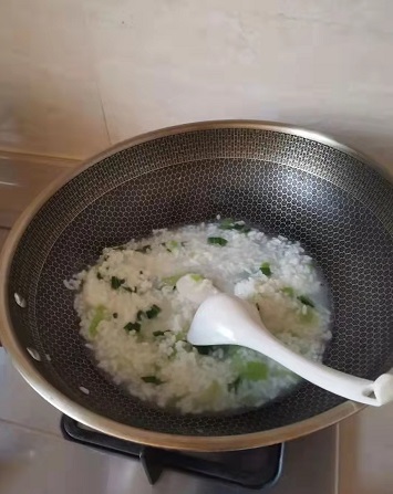 蕭山一爸爸吐槽奶奶給孩子做的早飯沒營養(yǎng)，評論區(qū)炸鍋了