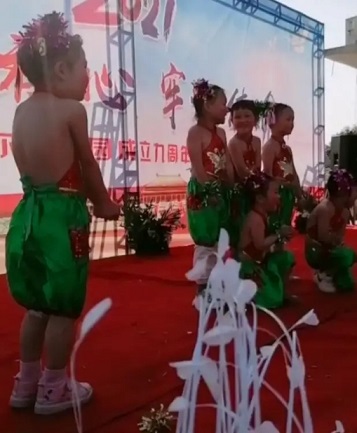 廣東一幼兒園戶外舉行元旦晚會(huì)，數(shù)名女童僅穿肚兜瑟瑟發(fā)抖