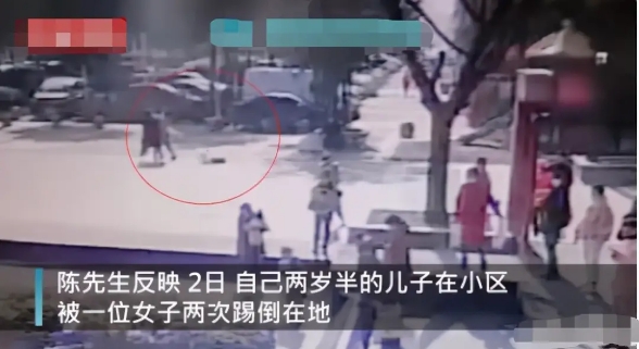 女子因心情不好，接連兩次踹倒素不相識(shí)男孩，網(wǎng)友要求嚴(yán)懲