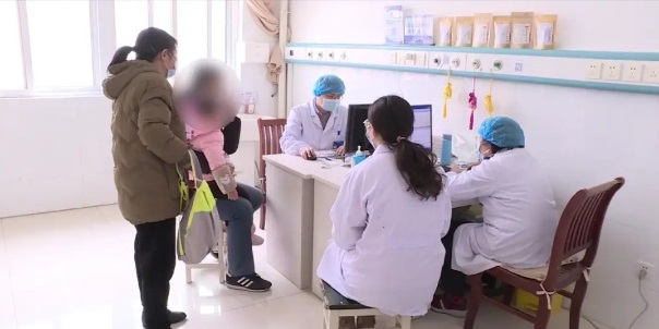 奶奶好心做錯(cuò)事，怕孩子受涼卻捂成了發(fā)燒