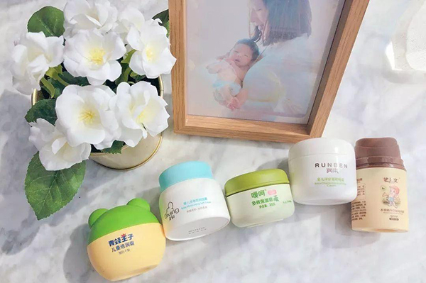 大頭娃娃寶寶霜引發(fā)恐慌，該給孩子用什么樣的寶寶霜？