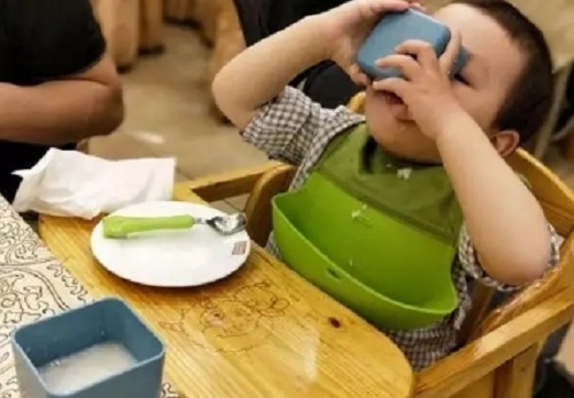 廣東一幼兒園老師逼孩子吃辣椒醬，網(wǎng)友：被開除是活該