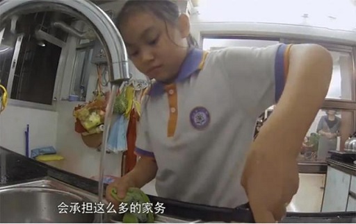 11歲女孩被母親命令不停做家務，網(wǎng)友：像“傭人”