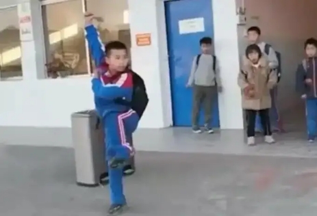 湖南小學(xué)生打拳空翻跳上電瓶車視頻火了，但親貝網(wǎng)小編不建議家長給孩子報(bào)武術(shù)班