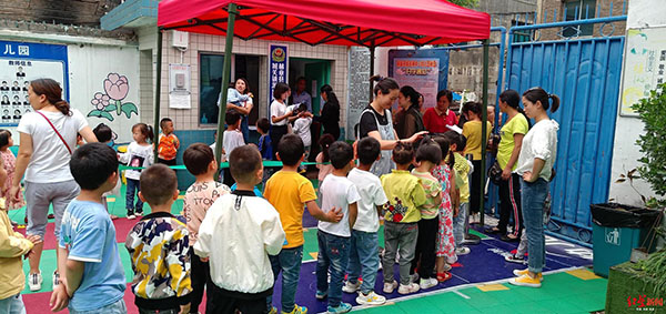 家長接娃的四種常見行為，將讓幼兒園老師更討厭你的孩子！