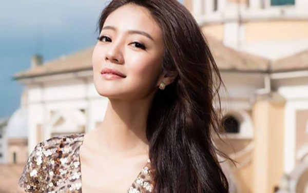 41安以軒產(chǎn)后迅速開工，手臂細(xì)如竹竿