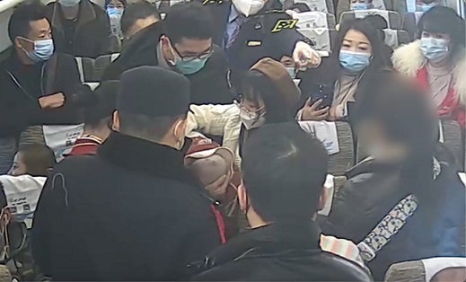 列車上一名6個月大的嬰兒被面包噎住，援救及時，順利脫險
