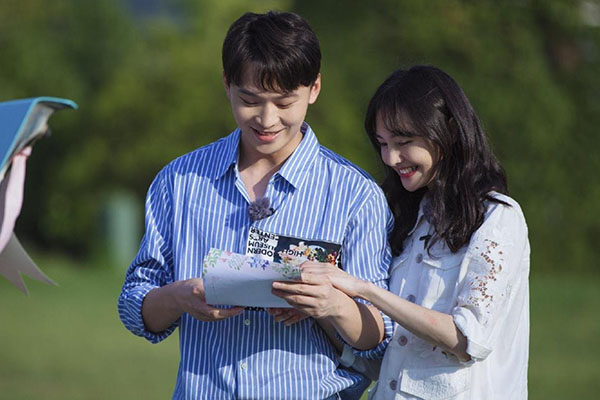 張恒爆料鄭爽代孕兩個(gè)孩子，全網(wǎng)震驚